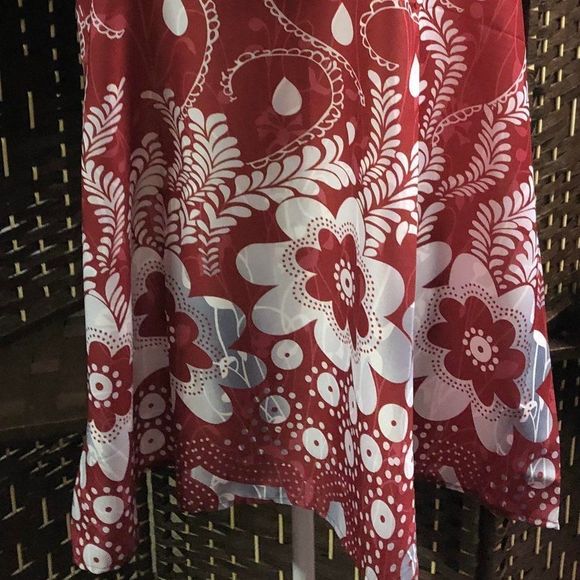 Last One NWT Floral Casual V-Neckline Sleeveless Blouse - Picture 2 of 4